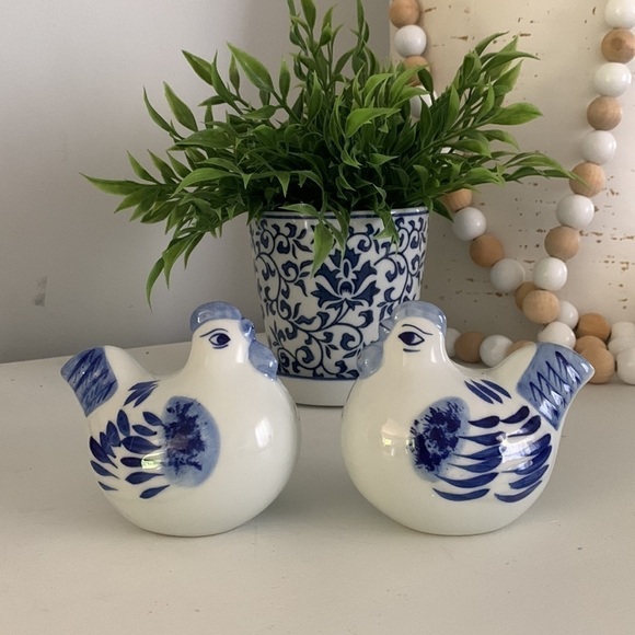 Chinoiserie‎ Set of two Chickens Salt Pepper Blue White Farmhouse blue white - Picture 2 of 11